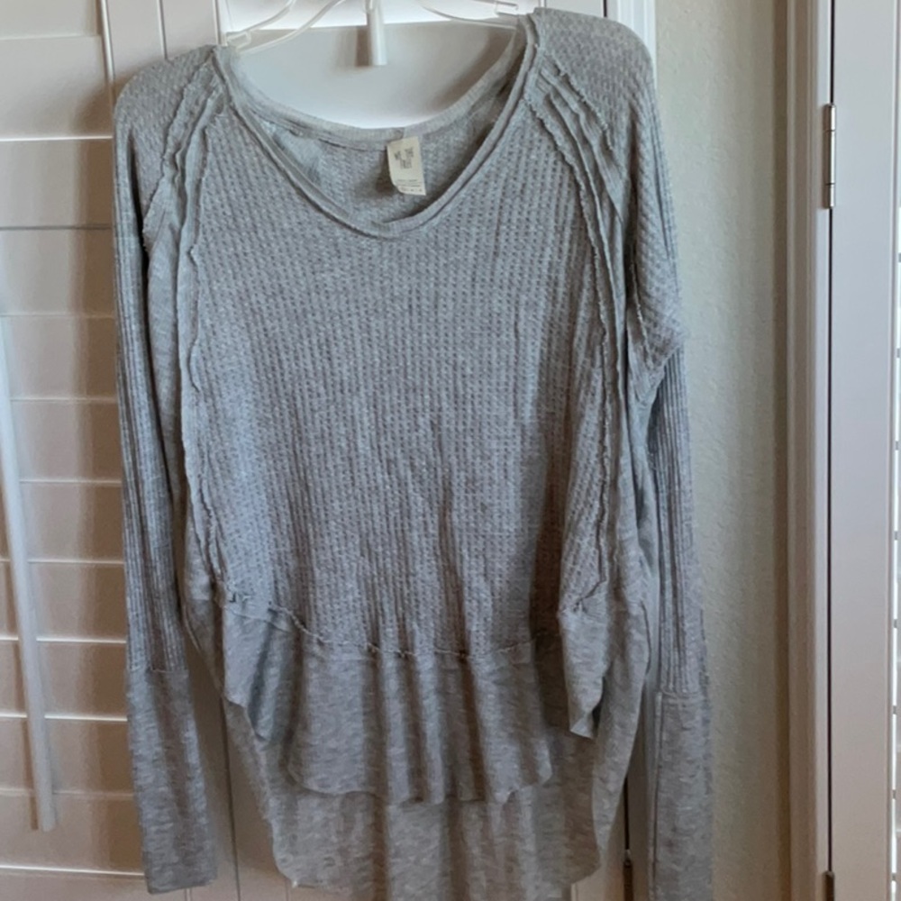 Free People EUC. Curved Hen HI Lo hem.  XS.  light Grey